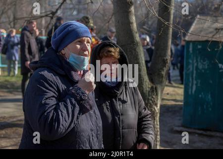 Kiew, Ukraine. 20. März 2021. Die Bewohner beobachten, wie Notfallpersonal auf die Folgen einer Raketenlandung in der Nähe eines Wohngebäudes reagiert, nachdem es im Kiewer Stadtteil Bilychi aus dem Himmel geschossen wurde. Eine Rakete wurde aus dem Himmel geschossen und landete in der Nähe eines Wohngebäudes im Stadtteil Bilychi in Kiew, Ukraine, und verursachte Schäden an den Gebäuden und Verletzungen der Bewohner. Kredit: SOPA Images Limited/Alamy Live Nachrichten Stockfoto