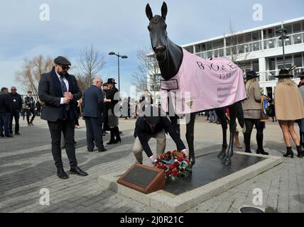 Tag 1 des Cheltenham Festivals auf der Cheltenham Rennbahn. Die Massen am ersten Tag sehnen sich nach dem Start des Rennens. Bild von Mikal Ludlow Phot Stockfoto