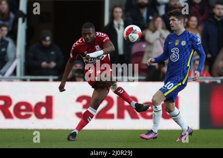 MIDDLESBROUGH, GROSSBRITANNIEN. MÄR 19. Anfernee Dijksteel aus Middlesbrough räumt während des FA Cup-Spiels zwischen Middlesbrough und Chelsea im Riverside Stadium, Middlesbrough, am Samstag, 19.. März 2022, das Rückfeld von Chelsea's Christian Pulisic frei. (Kredit: Mark Fletcher | MI News) Kredit: MI Nachrichten & Sport /Alamy Live News Stockfoto