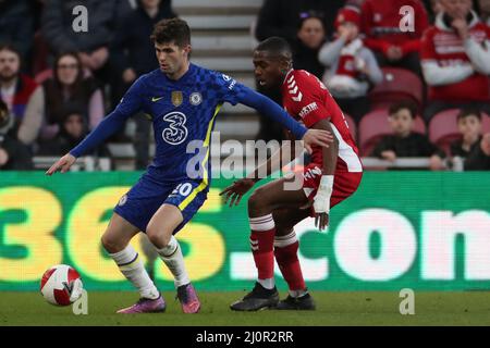 MIDDLESBROUGH, GROSSBRITANNIEN. MÄR 19. Chelsea's Christian Pulisic in Aktion mit Middlesbroughs Anfernee Dijksteel während des FA Cup Spiels zwischen Middlesbrough und Chelsea im Riverside Stadium, Middlesbrough am Samstag, 19.. März 2022. (Kredit: Mark Fletcher | MI News) Kredit: MI Nachrichten & Sport /Alamy Live News Stockfoto