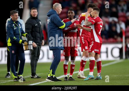 MIDDLESBROUGH, GROSSBRITANNIEN. MÄR 19. Alan Knill, der stellvertretende Manager von Middlesbrough, gibt Isaiah Jones (l), Matt Crooks (c) und Marcus Tavernier (r) während des FA Cup-Spiels zwischen Middlesbrough und Chelsea im Riverside Stadium, Middlesbrough, am Samstag, dem 19.. März 2022, Anweisungen. (Kredit: Mark Fletcher | MI News) Kredit: MI Nachrichten & Sport /Alamy Live News Stockfoto