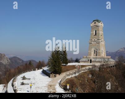 Recoaro, VI, Italien - 28. Februar 2022: Monumentales Gedenkhaus des Pasubio-Berges Stockfoto