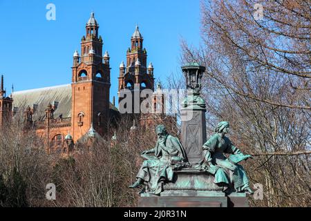 Statue auf der Kelvin Bridge, Glasgow, Schottland, entworfen von PAUL RAPHEAL MONTFORD im Jahr 1920 und zeigt 'Philosophie und Inspiration' mit den Türmen von Stockfoto