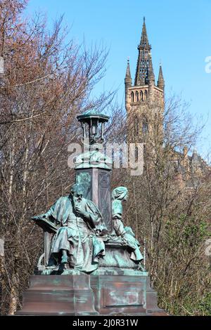 Statue auf der Kelvin Bridge, Glasgow, Schottland, entworfen von PAUL RAPHEAL MONTFORD im Jahr 1920 und zeigt 'Philosophie und Inspiration' Stockfoto