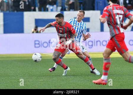 cristian buonaiuto (cremonese) und lorenzo dickmann (spal) beim Spiel SPAL gegen US Cremonese, italienische Fußballserie B in Ferrara, Italien, März 20 2022 Stockfoto