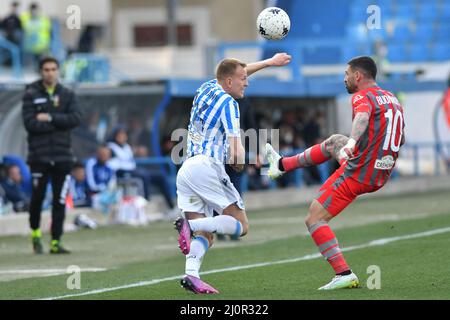 lorenzo dickmann (spal) und cristian buonaiuto (cremonese) beim Spiel SPAL gegen US Cremonese, italienische Fußballserie B in Ferrara, Italien, März 20 2022 Stockfoto