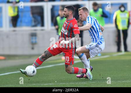 cristian buonaiuto (cremonese) und lorenzo dickmann (spal) beim Spiel SPAL gegen US Cremonese, italienische Fußballserie B in Ferrara, Italien, März 20 2022 Stockfoto