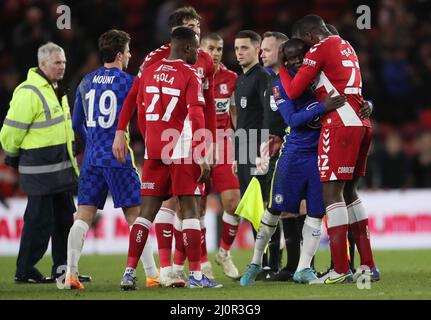 MIDDLESBROUGH, GROSSBRITANNIEN. MÄR 19. Middlesbroughs Souleymane Bamba umarmt Chelseas Ngolo Kante nach der letzten Pfeife des FA Cup-Spiels zwischen Middlesbrough und Chelsea im Riverside Stadium, Middlesbrough am Samstag, den 19.. März 2022. (Kredit: Mark Fletcher | MI News) Kredit: MI Nachrichten & Sport /Alamy Live News Stockfoto