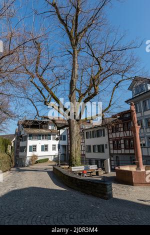 St. Gallen, Schweiz 9. März 2022 kleiner Wasserbrunnen mit einer Statue im Stadtzentrum Stockfoto