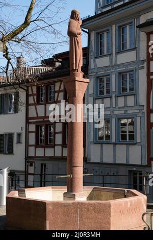 St. Gallen, Schweiz 9. März 2022 kleiner Wasserbrunnen mit einer Statue im Stadtzentrum Stockfoto