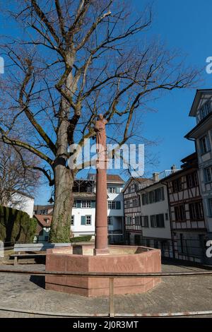 St. Gallen, Schweiz 9. März 2022 kleiner Wasserbrunnen mit einer Statue im Stadtzentrum Stockfoto