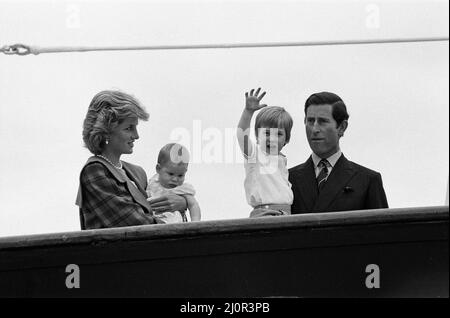 Prinz Charles, Prinz von Wales und Diana, Prinzessin von Wales, werden nach ihrer zweiwöchigen Italienreise mit ihren Söhnen William und Harry an Bord der Royal Yacht Britannia in Venedig wiedervereint. 5. Mai 1985. Stockfoto