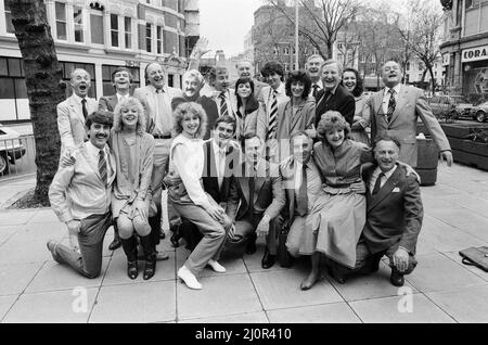 Eine Gruppe von Top-Schauspielern und Schauspielerinnen hat sich zusammen mit Ray Cooney am Shaftesbury Theatre zum Theatre of Comedy zusammengeschlossen. Heute gingen sie zum Theater, um es der Presse zu erzählen. Im Bild: Leslie Phillips, John Alderton, Richard Briers, Derek Nimmo, Geoffrey Palmer, Tom Conti, Pauline Collins, Julia McKenzie, Tom Courtenay, Maureen Lipman, Liza Goddard und ein Karton, der aus Bernard Cribbins herausgeschnitten wurde, der es nicht persönlich schaffen konnte. 8. Mai 1983. Stockfoto