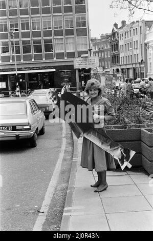 Eine Gruppe von Top-Schauspielern und Schauspielerinnen hat sich zusammen mit Ray Cooney am Shaftesbury Theatre zum Theatre of Comedy zusammengeschlossen. Heute gingen sie zum Theater, um es der Presse zu erzählen. Julia McKenzie ist mit einem Karton abgebildet, der aus Bernard Cribbins herausgeschnitten wurde, der wegfischte, so dass er nicht persönlich kommen konnte. 8. Mai 1983. Stockfoto