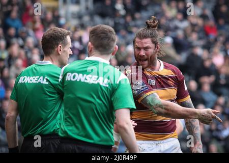 Chris McQueen (12) von Huddersfield Giants beschwert sich nach seinem Versuch bei Beamten Stockfoto