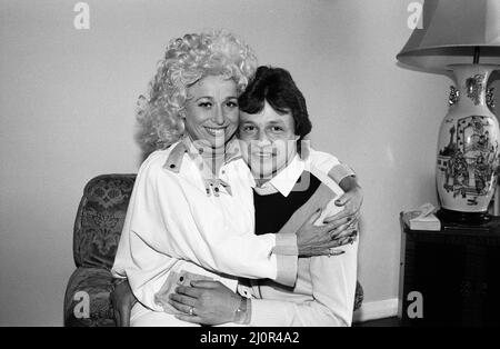 Barbara Windsor mit ihrem Freund Stephen Hollings. 23. Mai 1984. Stockfoto