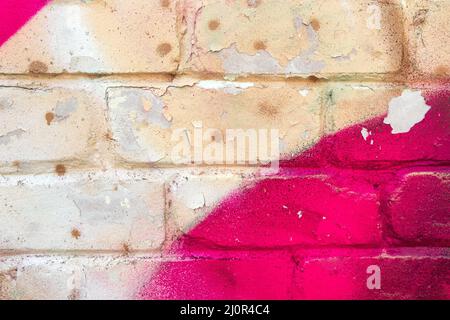 Verwitterte Ziegelwand mit abblätternder Farbe Stockfoto