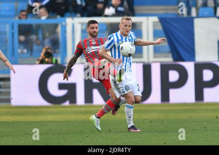 Ferrara, Italien. 20. März, 2022. cristian buonaiuto (Cremonese) und Lorenzo Dickmann (Spal) während des Spiels SPAL gegen US Cremonese, Italienische Fußballserie B in Ferrara, Italien, März 20 2022 Quelle: Independent Photo Agency/Alamy Live News Stockfoto