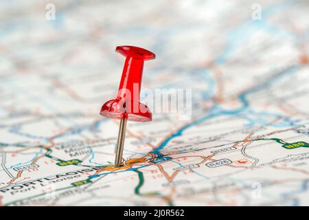 Roter Stecknadel, der die Position auf der Karte anzeigt Stockfoto