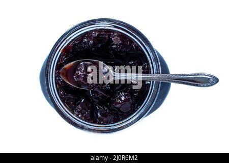 Draufsicht auf saure Kirschmarmelade im Glasglas. Bio-saure Kirschmarmelade isoliert auf weißem Hintergrund. Stockfoto
