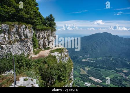 Wanderweg auf dem Monte Cengio auf dem Hochplateau von Asiago in Italien. Tragisches Szenario des Ersten Weltkriegs Stockfoto