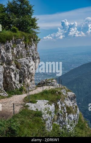 Wanderweg auf dem Monte Cengio auf dem Hochplateau von Asiago in Italien. Tragisches Szenario des Ersten Weltkriegs Stockfoto