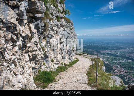 Wanderweg auf dem Monte Cengio auf dem Hochplateau von Asiago in Italien. Tragisches Szenario des Ersten Weltkriegs Stockfoto