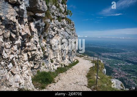 Wanderweg auf dem Monte Cengio auf dem Hochplateau von Asiago in Italien. Tragisches Szenario des Ersten Weltkriegs Stockfoto