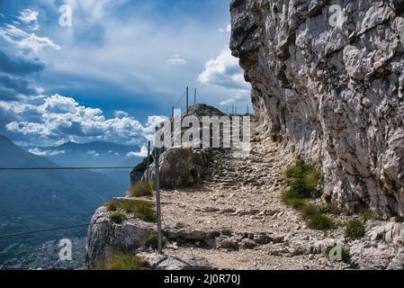 Wanderweg auf dem Monte Cengio auf dem Hochplateau von Asiago in Italien. Tragisches Szenario des Ersten Weltkriegs Stockfoto