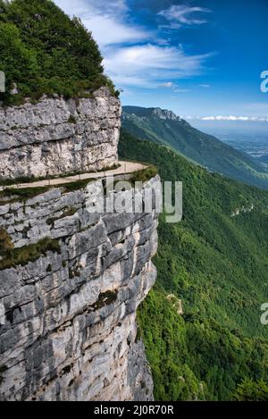 Panorama des Monte Cengio auf der Hochebene von Asiago in Italien. Tragische Kulisse des Ersten Weltkriegs Stockfoto