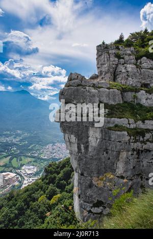 Panorama des Monte Cengio auf der Hochebene von Asiago in Italien. Tragische Kulisse des Ersten Weltkriegs Stockfoto