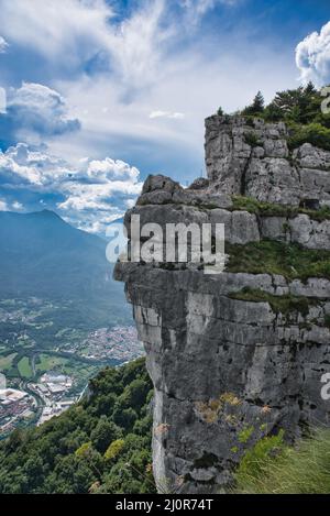 Panorama des Monte Cengio auf der Hochebene von Asiago in Italien. Tragische Kulisse des Ersten Weltkriegs Stockfoto