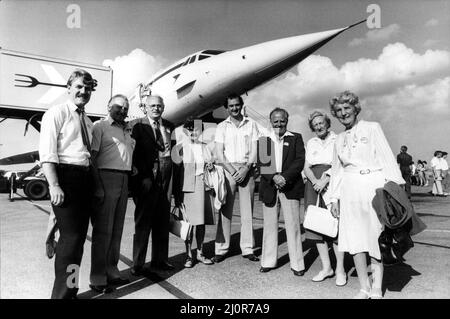 Gewinner des Wettbewerbs Evening Chronicle um einen Flug auf Concorde im August 1984 zu gewinnen. Von links nach rechts sind zu sehen: Steven Amos, Ron Graham, Charles Simpson, Mrs Alice Robinson, Billy Woodhouse, Jim Martin, Frau Irene Hughes und Miss Eleanor Robson. 27.. August 1984. Stockfoto