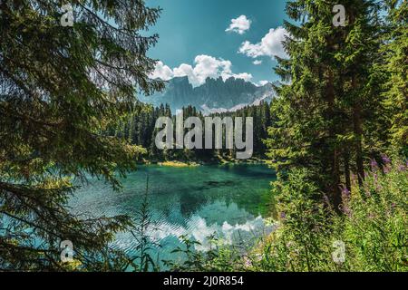 Karersee, Blick auf den See mit der Latemar-Bergkette im Hintergrund Stockfoto