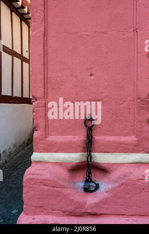 Mittelalterliche Handschellen an der Hausfassade Stockfoto