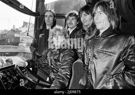 Status Quo und ihr neuer Tourbus, den sie für ihre Weltreise 'End of the Road' nutzen werden. Abgebildet sind Francis Rossi und Rick Parfitt (sitzend) mit anderen Mitgliedern der Band. 4.. April 1984. Stockfoto