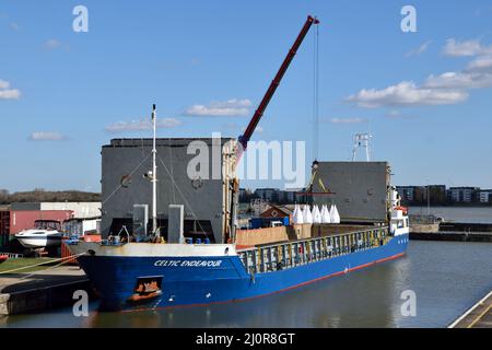 Das Frachtschiff CELTIC ENDEAVOUR ist neben der KGV-Schleuse in den Londoner Royal Docks bereit, eine Ladung Zementpulver aus Portugal zu entladen Stockfoto