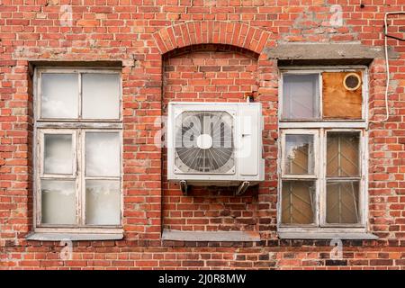 Klimaanlage an der Fassade eines alten Backsteinhauses Stockfoto