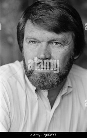 Glen Campbell in London. 19.. April 1984 Sehen Sie einen weiteren Rahmen in diesem Set, der Glen, seine Frau Kim und seinen Sohn Cal zeigt. Campbell heiratete 1982 Kimberly 'Kim' Woolen. Das Paar traf sich an einem blinden Date im Jahr 1981, als Woolen eine Radio City Music Hall 'Rockette' war. Zusammen haben sie drei Kinder: CAL, Shannon und Ashley. Alle drei sind seit 2010 als Teil seiner Touring-Band auf der Bühne zu Campbell gekommen. Zu Campbells Hits gehören seine Aufnahmen von John Hartfords „Gentle On My Mind“; Jimmy Webbs „By The Time I Get To Phoenix“, „Wichita Lineman“ und „Galveston“; Larry Weiss's „Rhinestone Cowboy“; A Stockfoto