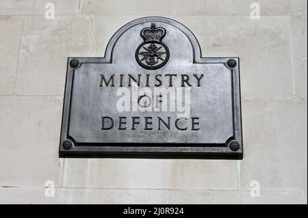 Schild des Verteidigungsministeriums, Horseguards Ave, Whitehall, London. VEREINIGTES KÖNIGREICH Stockfoto