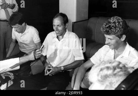 Der Athlet Steve Cram Charlie Spedding, Mike McLeod und Steve Cram zeigen ihre Medaillen der Olympischen Sommerspiele 1984 in Los Angeles am 14. August 1984 Stockfoto