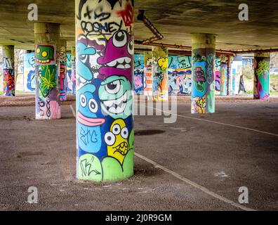Flyover-Stützen des Straßensystems des Cumberland Basin in Bristol in Großbritannien wurden als inoffizielle Graffiti-Street-Art-Galerie verwendet Stockfoto