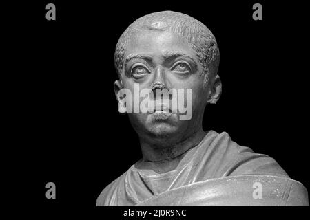 Junge in Togo. Kopf der statue eines römischen Jungen. Alte Skulptur isoliert auf schwarzem Hintergrund. Klassisches Altertum junger Mann Mann Porträt Stockfoto