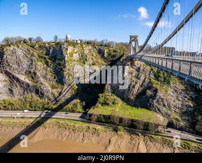 Die Clifton Suspension Bridge in Bristol UK wirft einen Schatten Auf St. Vincent's Rocks unterhalb des Observatoriums und der Giant's Cave Stockfoto