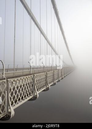 Die Clifton Suspension Bridge verschwindet an einem nebligen Morgen in Bristol, Großbritannien, im Nebel Stockfoto