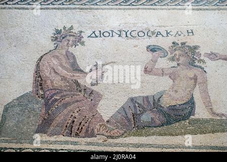 Römisches Bodenmosaik zeigt Dionysos, der die Nymphe Akme, Haus von Dionysos, Paphos, Zypern, berät Stockfoto