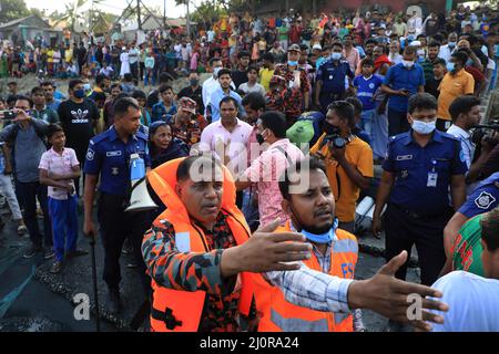 Narayanganj, Bangladesch. 20. März 2022. Mitglieder der Feuerwehr nehmen an der Rettungsaktion Teil, nachdem ein Start im Fluss Shitalakshya gekentert ist. Mindestens sechs Menschen starben und Dutzende bleiben vermisst, als ein Start kenterte, nachdem er am Sonntagnachmittag von einem Frachtschiff getroffen wurde. Kredit: SOPA Images Limited/Alamy Live Nachrichten Stockfoto