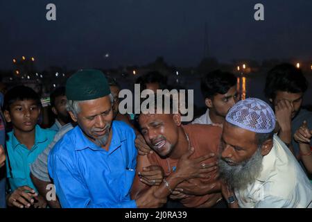 Narayanganj, Bangladesch. 20. März 2022. Die Angehörigen eines Opfers trauern, nachdem die Leichen von dem Abschuss, der im Fluss Shitalakshya gekentert war, geborgen wurden. Mindestens sechs Menschen starben und Dutzende bleiben vermisst, als ein Start kenterte, nachdem er am Sonntagnachmittag von einem Frachtschiff getroffen wurde. Kredit: SOPA Images Limited/Alamy Live Nachrichten Stockfoto