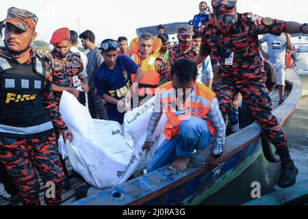 Narayanganj, Bangladesch. 20. März 2022. (ANMERKUNG DER REDAKTION: Das Bild zeigt den Tod) das Rettungsteam erholt Leichen am Fluss Shitalakshya in Narayanganj. Mindestens sechs Menschen starben und Dutzende bleiben vermisst, als ein Start kenterte, nachdem er am Sonntagnachmittag von einem Frachtschiff getroffen wurde. Kredit: SOPA Images Limited/Alamy Live Nachrichten Stockfoto