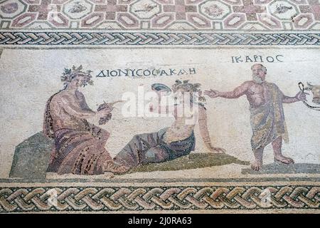 Haus von Dionysos: Dionysos & Acme sind dargestellt (links) mit Icarios, die die Zügel eines Ochsenkarren halten, gefüllt mit Säcken Wein. Stockfoto